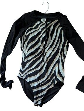 Trina Turk Animal Print Long Sleeve One Piece Rash Guard Zip Front Swimsuit Med